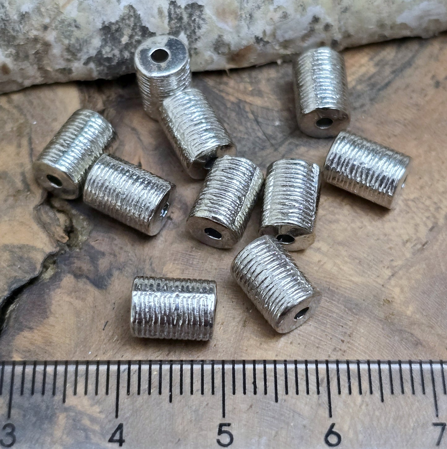 Diese kleinen, länglich-runden Metallperlen mit antikem Finish verleihen deinen Schmuckprojekten eine elegante und vielseitige Note. Perfekt geeignet als Abstandhalter oder dezente Akzente, sorgen sie für das gewisse Etwas in deinen Kreationen.