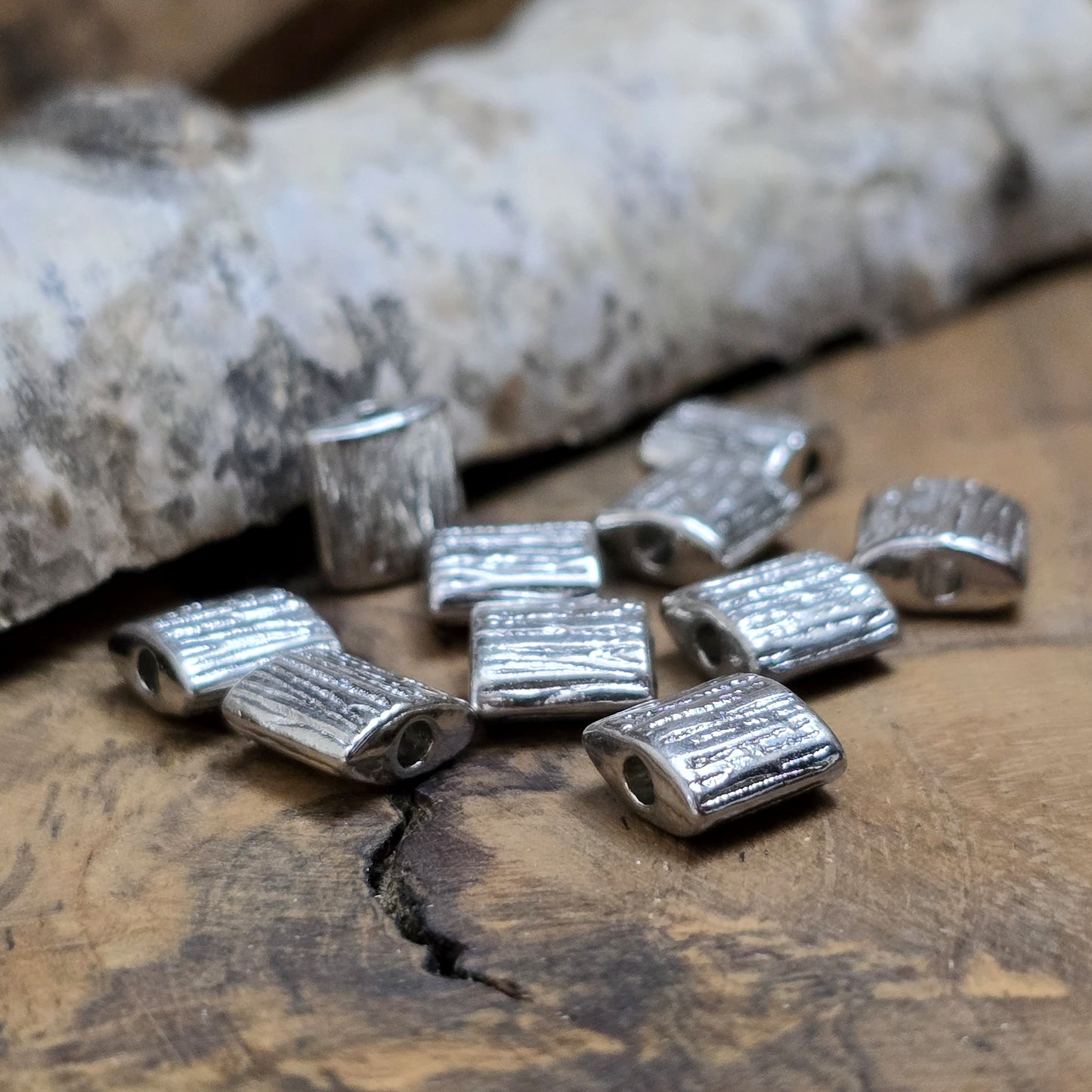10 antiksilberfarbene Metallperlen in Kissenform, 8 x 8 mm, mit strukturierter Oberfläche. Ideal für Schmuckdesigns wie Ketten, Armbänder oder kreative Dekorationen. Sie setzen stilvolle Akzente in jedem Projekt.