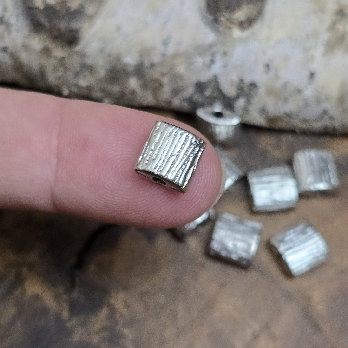 10 antiksilberfarbene Metallperlen in Kissenform, 8 x 8 mm, mit strukturierter Oberfläche. Ideal für Schmuckdesigns wie Ketten, Armbänder oder kreative Dekorationen. Sie setzen stilvolle Akzente in jedem Projekt.