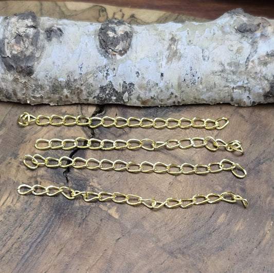 10 goldfarbene Verlängerungsketten, jeweils 7 cm lang, mit Gliedern von 3,5 x 5 mm. Ideal, um Schmuckstücke wie Ketten oder Armbänder zu verlängern und anzupassen. Einfach zu verwenden, um deine Designs zu individualisieren.