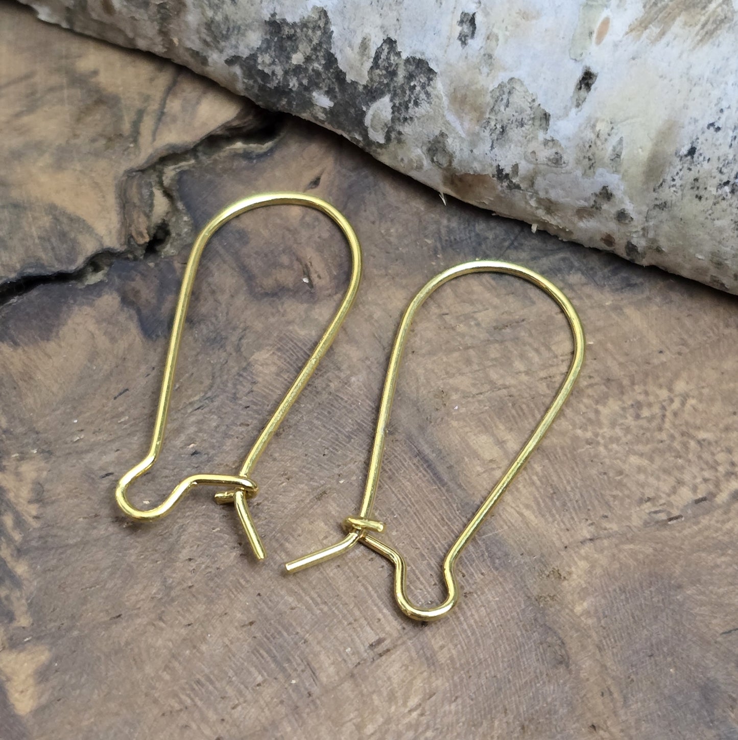 5 Paar vergoldete Kidney-Ohrhaken, 25 x 11 mm. Die Ohrhaken haben eine nierenartige Form und ermöglichen einfaches Einhängen von Anhängern oder Perlen. Ideal für die Herstellung von Ohrringen.