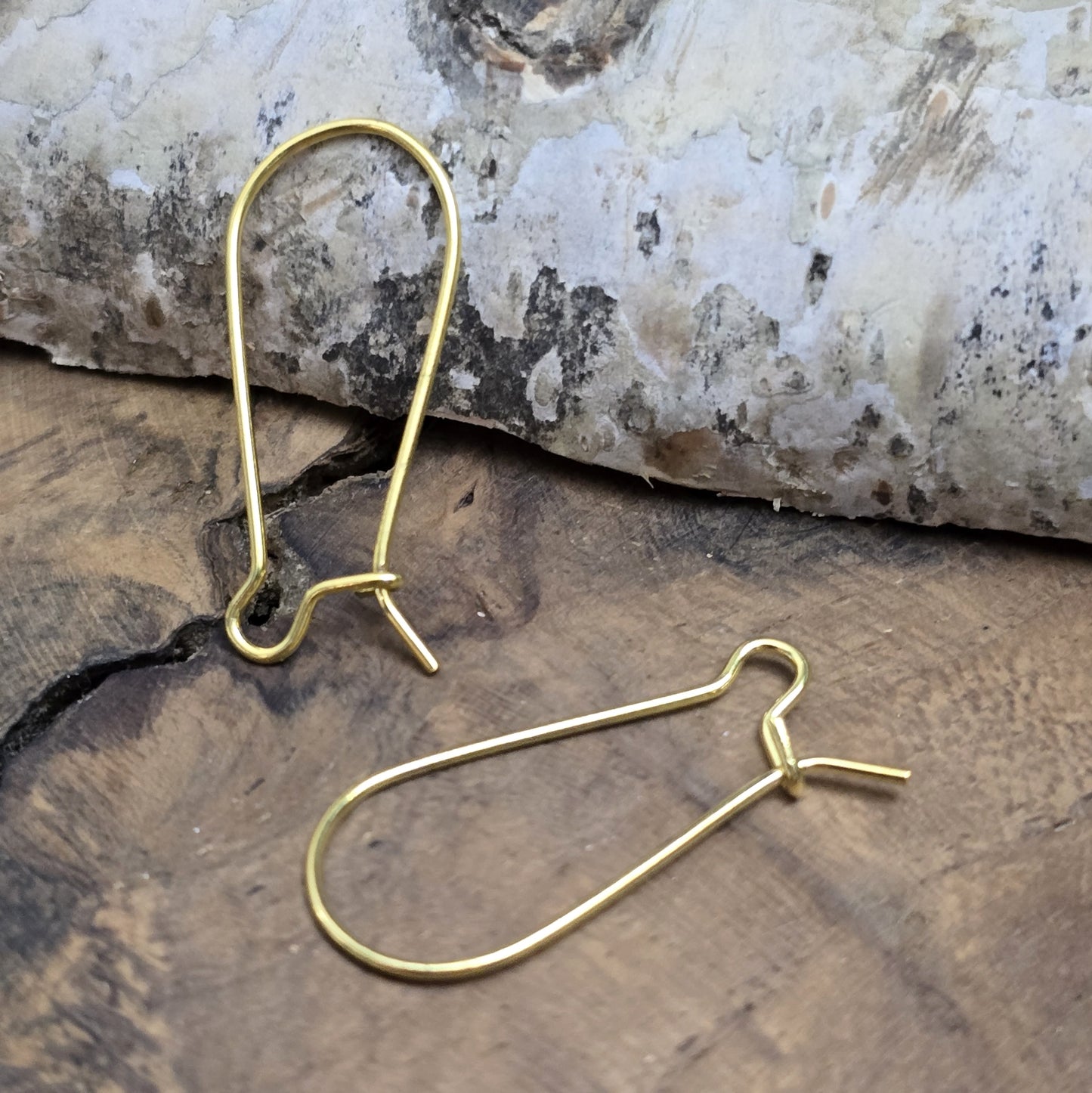 5 Paar vergoldete Kidney-Ohrhaken, 25 x 11 mm. Die Ohrhaken haben eine nierenartige Form und ermöglichen einfaches Einhängen von Anhängern oder Perlen. Ideal für die Herstellung von Ohrringen.