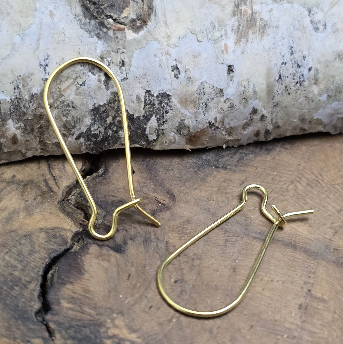 5 Paar vergoldete Kidney-Ohrhaken, 25 x 11 mm. Die Ohrhaken haben eine nierenartige Form und ermöglichen einfaches Einhängen von Anhängern oder Perlen. Ideal für die Herstellung von Ohrringen.
