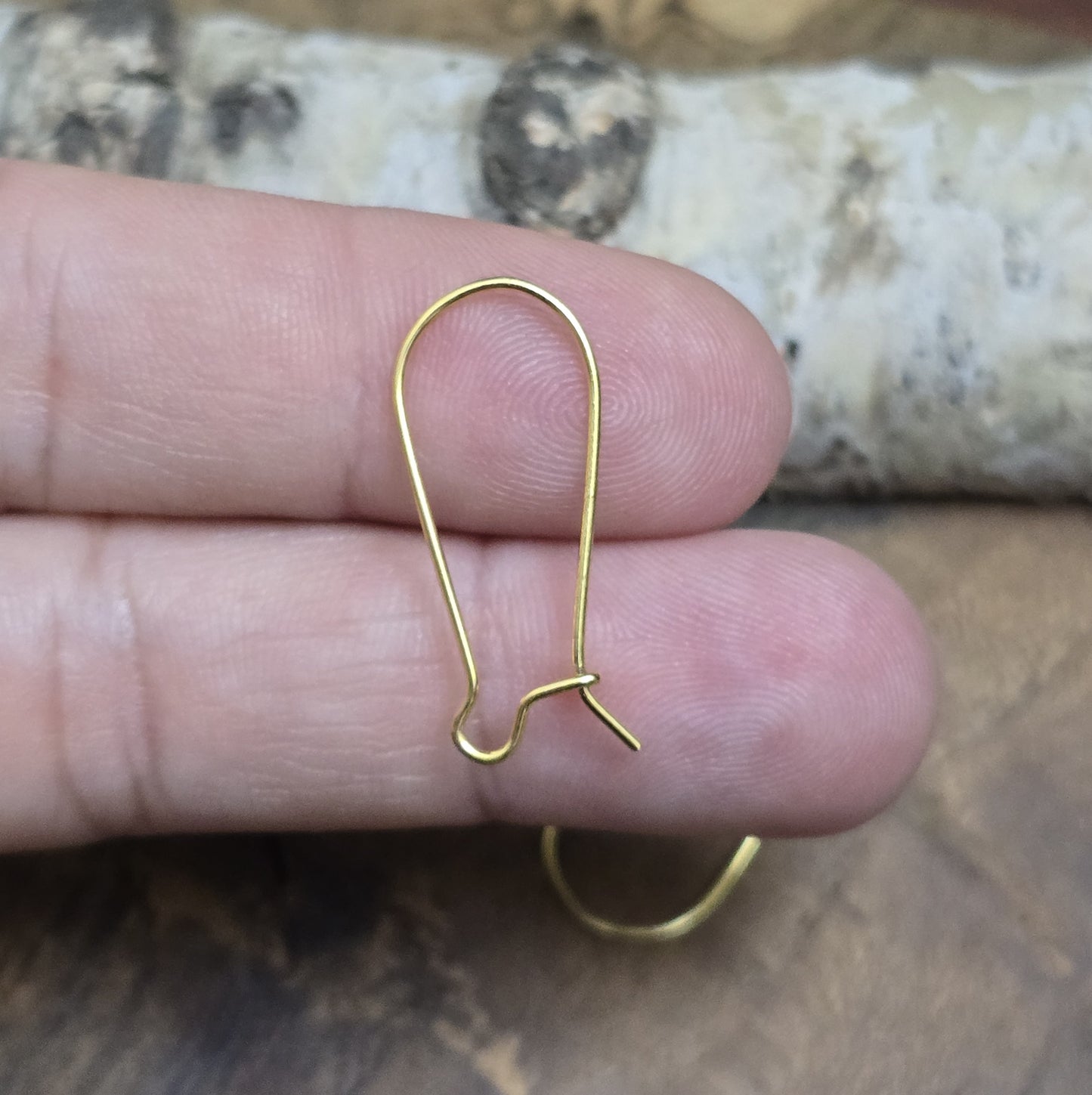 5 Paar vergoldete Kidney-Ohrhaken, 25 x 11 mm. Die Ohrhaken haben eine nierenartige Form und ermöglichen einfaches Einhängen von Anhängern oder Perlen. Ideal für die Herstellung von Ohrringen.