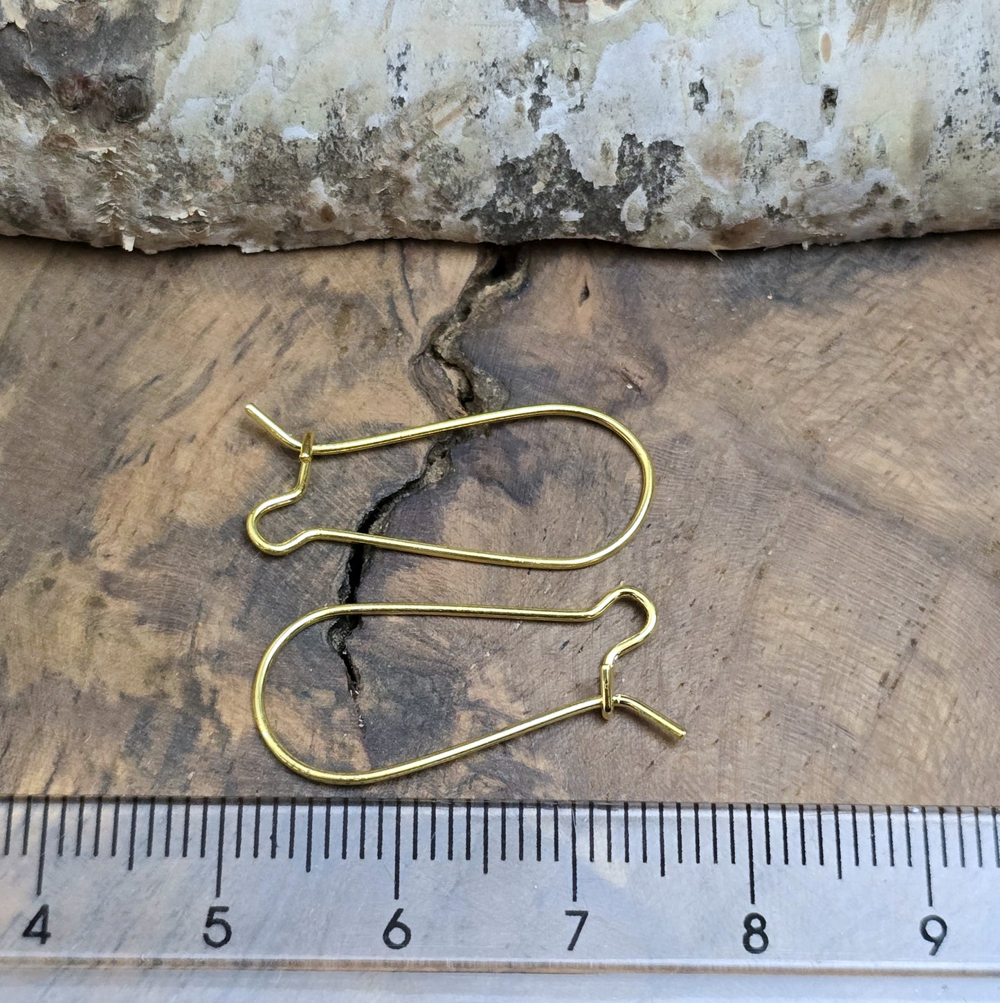 5 Paar vergoldete Kidney-Ohrhaken, 25 x 11 mm. Die Ohrhaken haben eine nierenartige Form und ermöglichen einfaches Einhängen von Anhängern oder Perlen. Ideal für die Herstellung von Ohrringen.