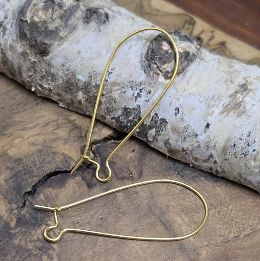 5 Paar vergoldete Kidney-Ohrhaken, 38 x 16 mm. Die Ohrhaken haben eine nierenartige Form und ermöglichen einfaches Einhängen von Anhängern oder Perlen. Ideal für die Herstellung von Ohrringen.