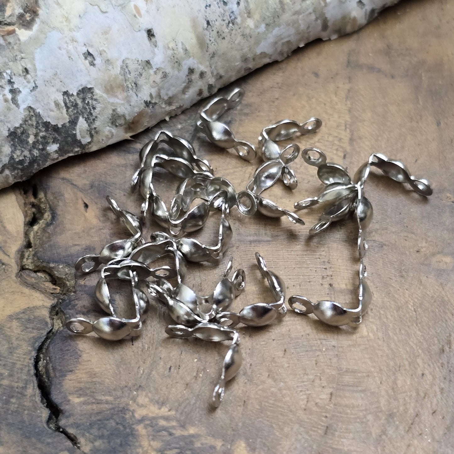 Quetschkalotten, Kugelkalotten, rhodiumfarbig Größe: 4 x 8 mm. Ideal, um Perlen oder Schmucksteine an Drähten zu fixieren. Perfekt für Armbänder, Ketten und Ohrringe