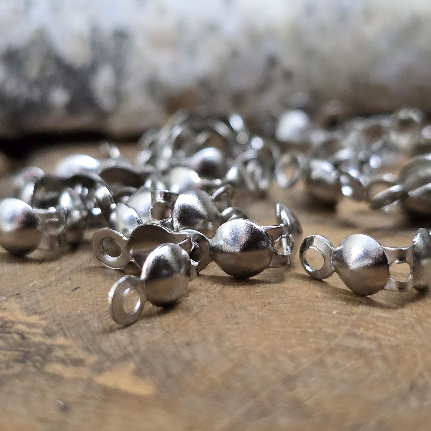 Quetschkalotten, Kugelkalotten, rhodiumfarbig Größe: 4 x 8 mm. Ideal, um Perlen oder Schmucksteine an Drähten zu fixieren. Perfekt für Armbänder, Ketten und Ohrringe