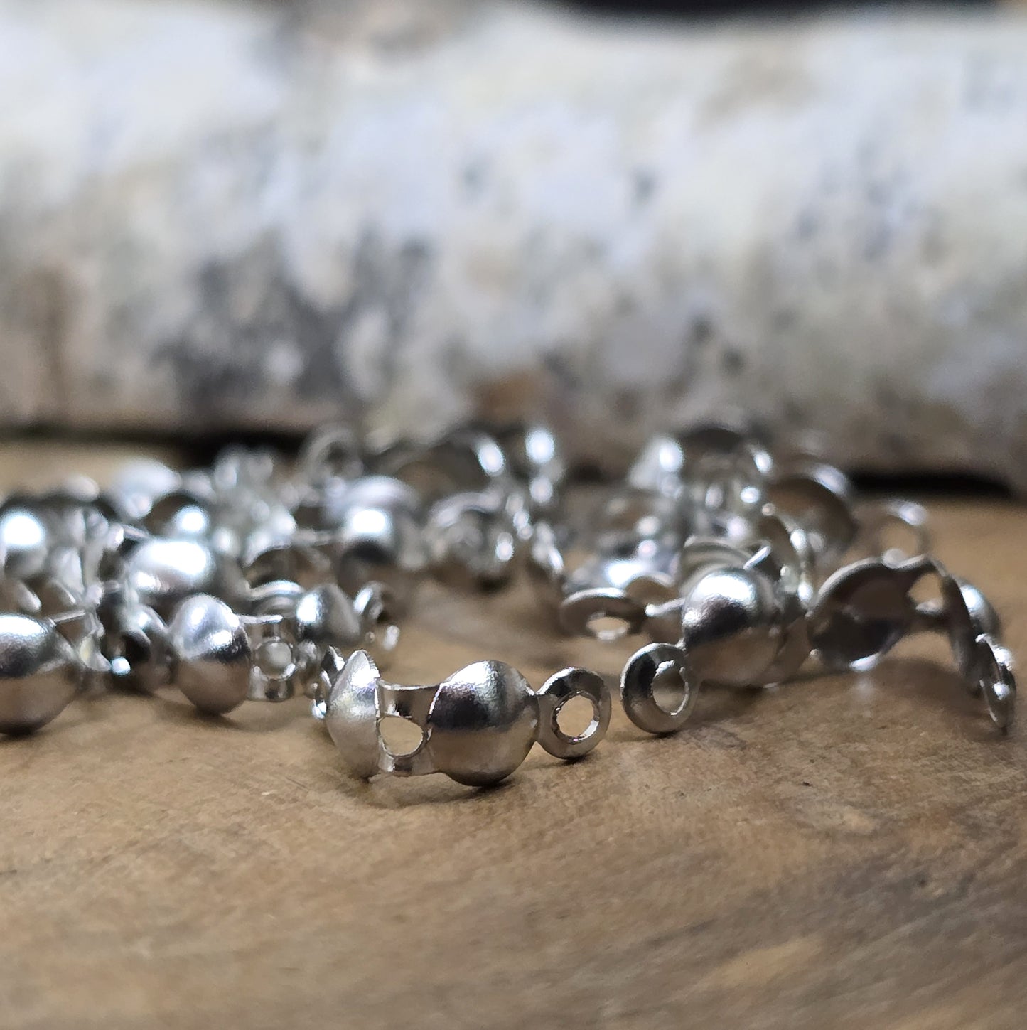 Quetschkalotten, Kugelkalotten, rhodiumfarbig Größe: 4 x 8 mm. Ideal, um Perlen oder Schmucksteine an Drähten zu fixieren. Perfekt für Armbänder, Ketten und Ohrringe