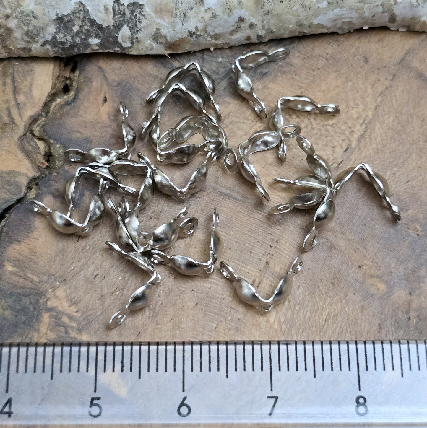 Quetschkalotten, Kugelkalotten, rhodiumfarbig Größe: 4 x 8 mm. Ideal, um Perlen oder Schmucksteine an Drähten zu fixieren. Perfekt für Armbänder, Ketten und Ohrringe