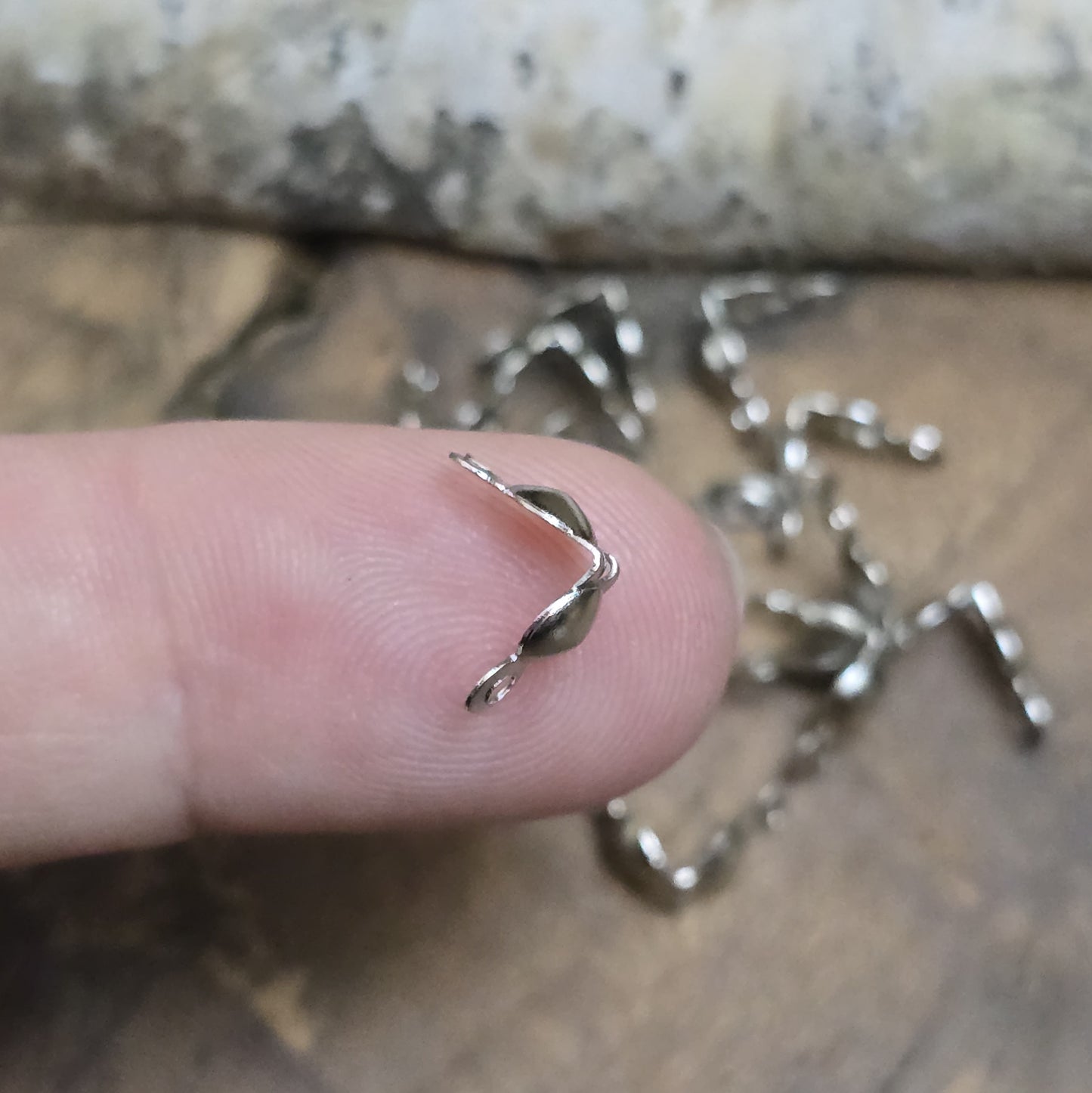 Quetschkalotten, Kugelkalotten, rhodiumfarbig Größe: 4 x 8 mm. Ideal, um Perlen oder Schmucksteine an Drähten zu fixieren. Perfekt für Armbänder, Ketten und Ohrringe