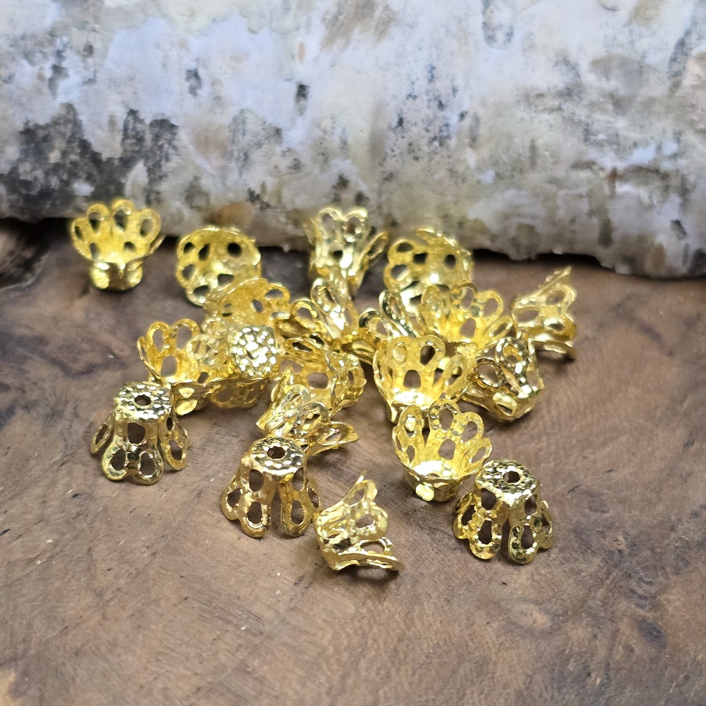 20 filigrane Perlenkappen - Körbchen vergoldet - ca. 6 x 5 mm
Die Perlenkappen bieten zahlreiche kreative Anwendungsmöglichkeiten in der Schmuckherstellung.