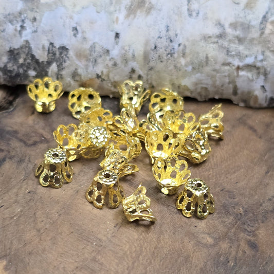 20 filigrane Perlenkappen - Körbchen vergoldet - ca. 6 x 5 mm
Die Perlenkappen bieten zahlreiche kreative Anwendungsmöglichkeiten in der Schmuckherstellung.