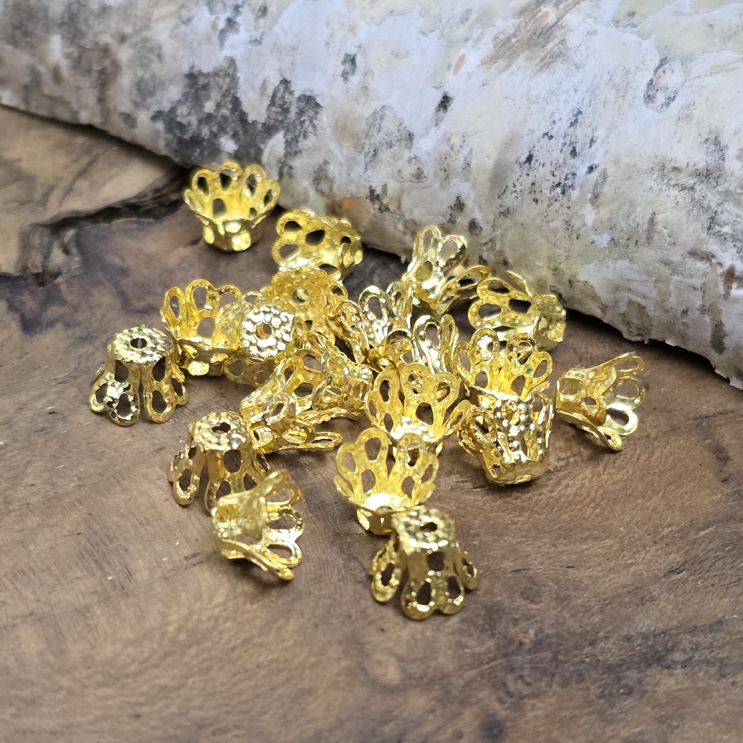 20 filigrane Perlenkappen - Körbchen vergoldet - ca. 6 x 5 mm
Die Perlenkappen bieten zahlreiche kreative Anwendungsmöglichkeiten in der Schmuckherstellung.