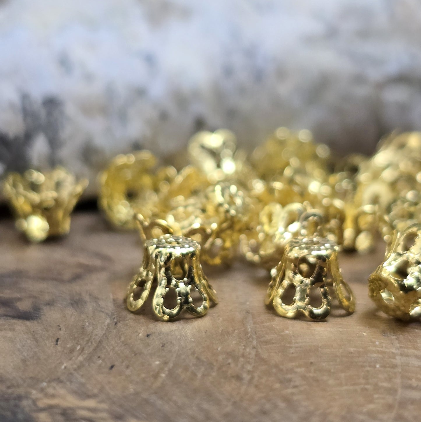 20 filigrane Perlenkappen - Körbchen vergoldet - ca. 6 x 5 mm
Die Perlenkappen bieten zahlreiche kreative Anwendungsmöglichkeiten in der Schmuckherstellung.