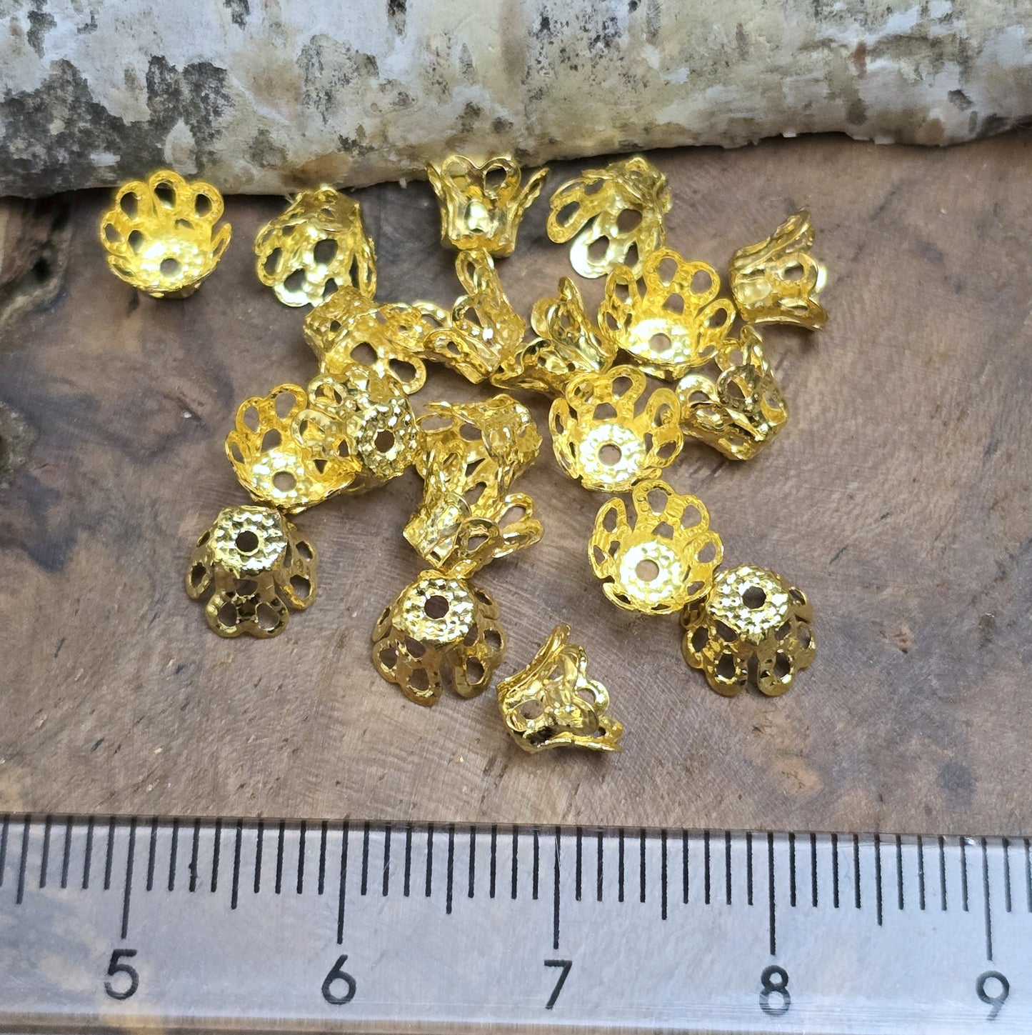 20 filigrane Perlenkappen - Körbchen vergoldet - ca. 6 x 5 mm
Die Perlenkappen bieten zahlreiche kreative Anwendungsmöglichkeiten in der Schmuckherstellung.