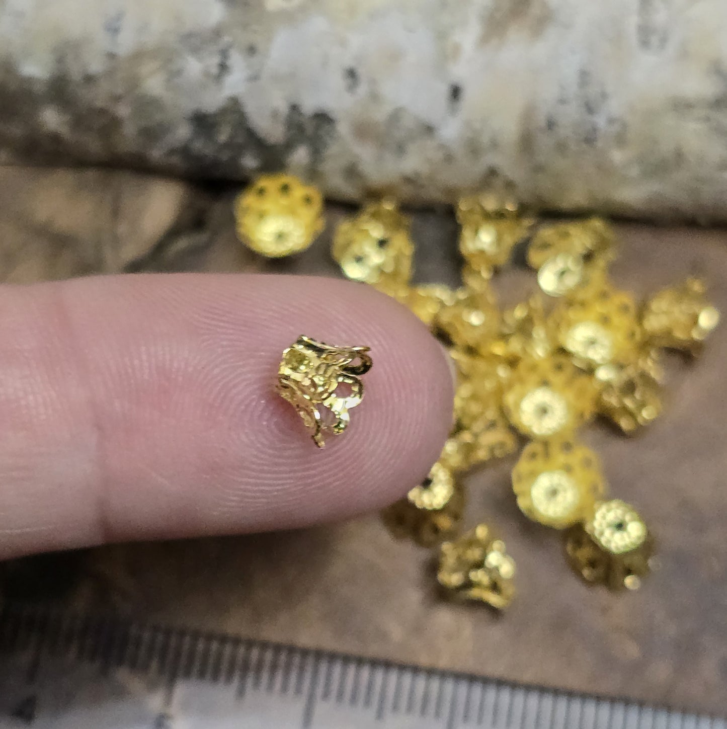 20 filigrane Perlenkappen - Körbchen vergoldet - ca. 6 x 5 mm
Die Perlenkappen bieten zahlreiche kreative Anwendungsmöglichkeiten in der Schmuckherstellung.