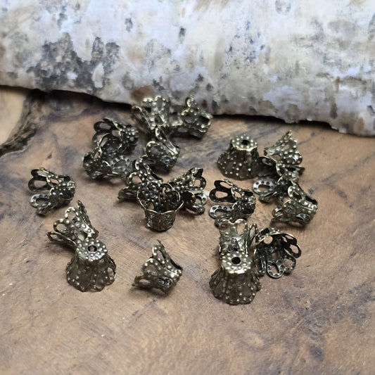 20 filigrane Perlenkappen - Körbchen antik bronzefarbig - ca. 6 x 5 mm
Die Perlenkappen bieten zahlreiche kreative Anwendungsmöglichkeiten in der Schmuckherstellung.