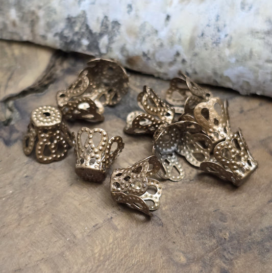 20 filigrane Perlenkappen - Körbchen antik kupfer - ca. 9 x 7 mm
Die Perlenkappen bieten zahlreiche kreative Anwendungsmöglichkeiten in der Schmuckherstellung.