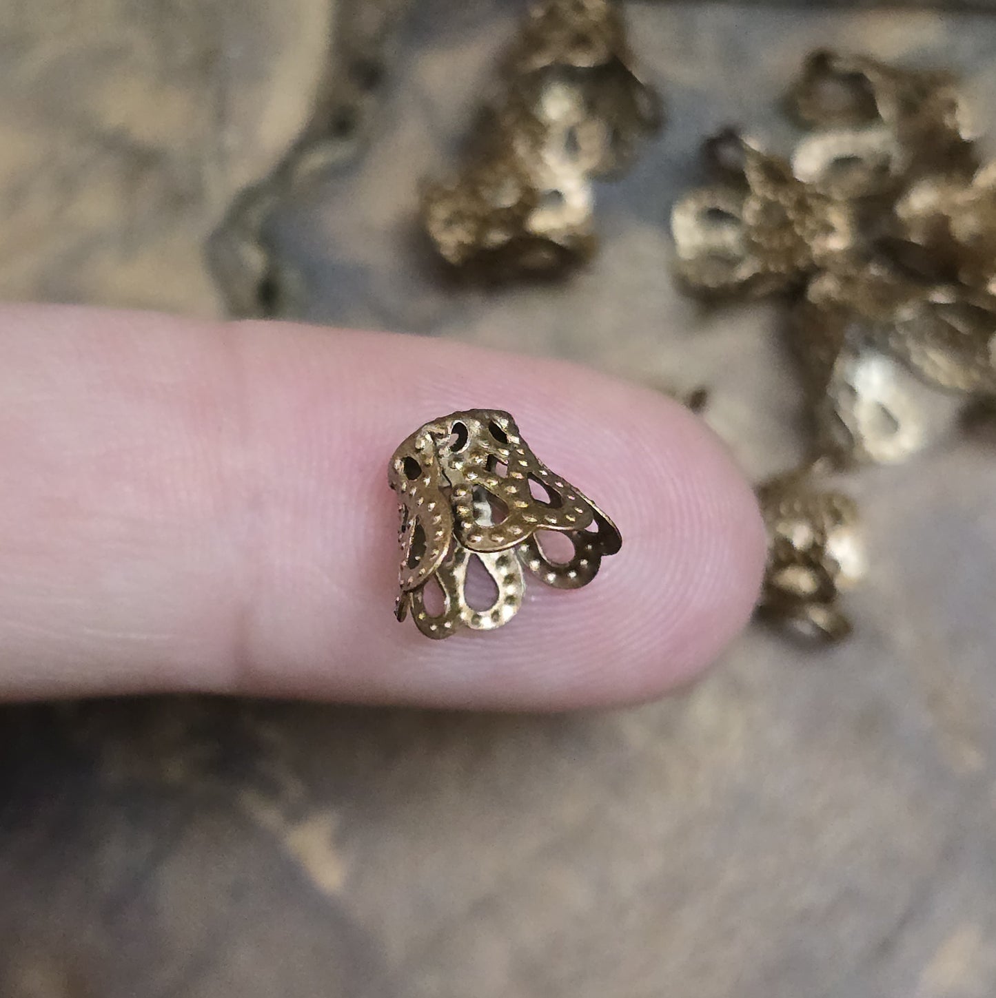 20 filigrane Perlenkappen - Körbchen antik kupfer - ca. 9 x 7 mm
Die Perlenkappen bieten zahlreiche kreative Anwendungsmöglichkeiten in der Schmuckherstellung.