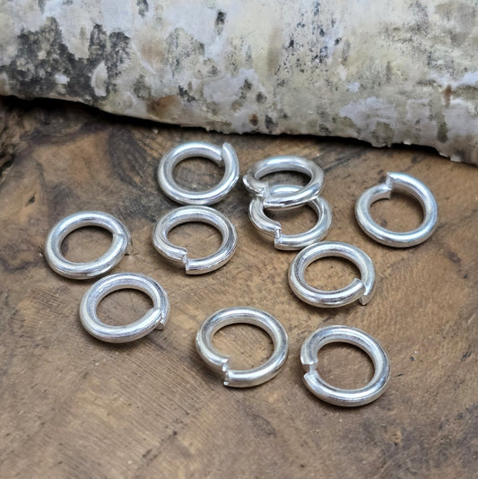 10 Ringel Biegeringe offen - versilbert 1,5 x 8 mm
Diese offenen Biegeringe sind ideal für die Schmuckfertigung zum Beispiel als Anhängeröse für Kettenanhänger oder als Verbindungsringe.