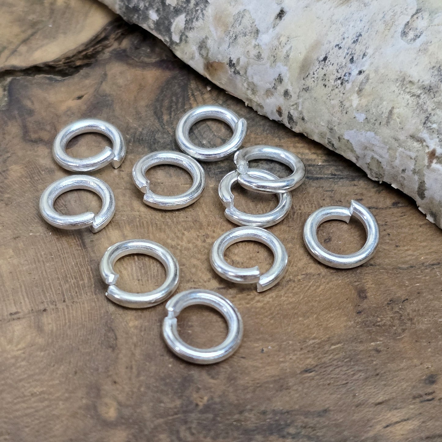 10 Ringel Biegeringe offen - versilbert 1,5 x 8 mm
Diese offenen Biegeringe sind ideal für die Schmuckfertigung zum Beispiel als Anhängeröse für Kettenanhänger oder als Verbindungsringe.