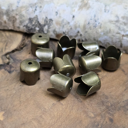 Ideal, um Kordeln oder Bänder mit einer stilvollen Endkappe zu versehen. Perfekt geeignet, um Ösen für Anhänger oder Verschlüsse sicher und ansprechend zu befestigen. Auch vielseitig nutzbar als Endkappen für Mehrstrangketten oder -armbänder: Die Stränge lassen sich mithilfe eines Kettelstifts elegant bündeln – ideal für Saatperlenstränge oder dekorative Bänder.