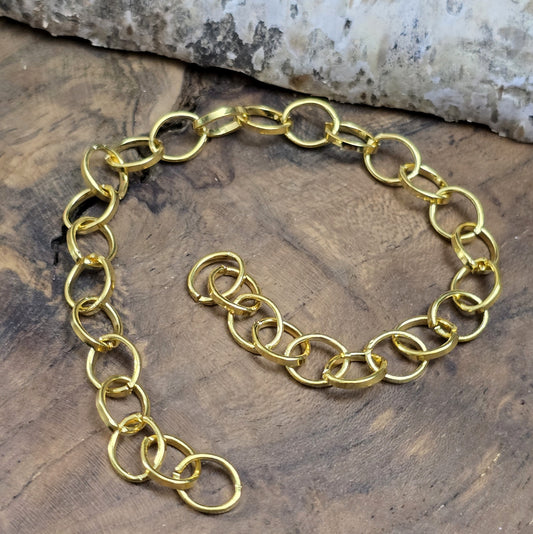 20cm Teilstück Gliederkette - vergoldet - große Kettenglieder
Perfekt geeignet für die Herstellung von Armbändern sowie als Teilstücke für Choker und Halsketten.