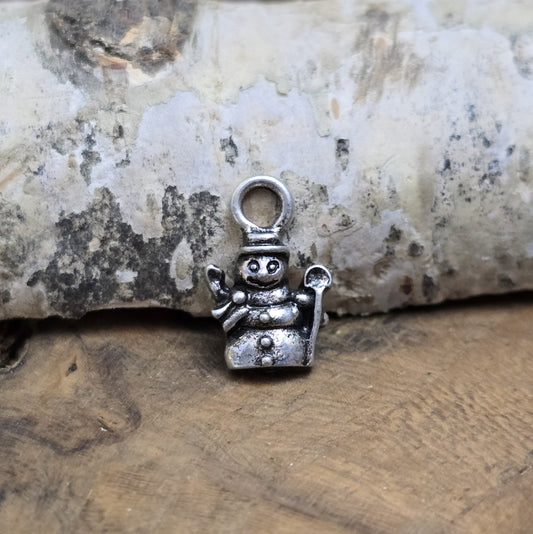 20 kleine Anhänger in Form von Schneemännern, silberfarben mit einem charmanten Antikfinish, perfekt für die kreative Schmuckgestaltung. Ideal für winterliche oder festliche Schmuckstücke, die eine besondere, nostalgische Note erhalten.
