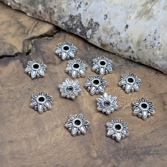 Perlenkappen in antikem Silberton mit 7 mm Durchmesser, ideal zum Schutz und zur stilvollen Verzierung von Glas-, Acryl- oder Edelsteinperlen.