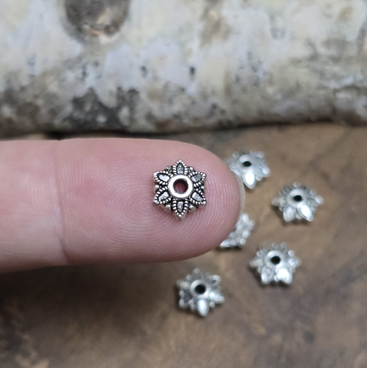 Perlenkappen in antikem Silberton mit 7 mm Durchmesser, ideal zum Schutz und zur stilvollen Verzierung von Glas-, Acryl- oder Edelsteinperlen.