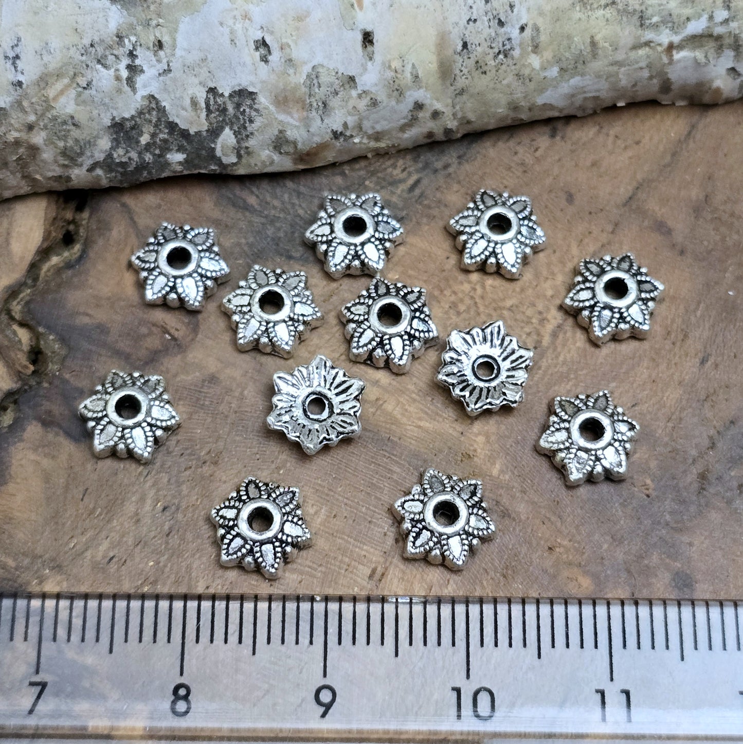 Perlenkappen in antikem Silberton mit 7 mm Durchmesser, ideal zum Schutz und zur stilvollen Verzierung von Glas-, Acryl- oder Edelsteinperlen.