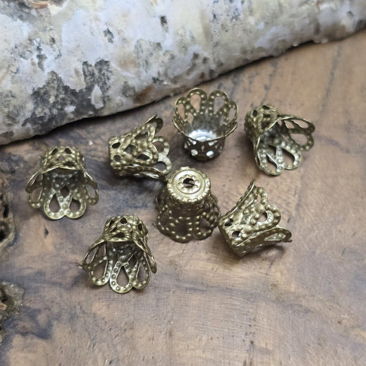 Mit diesen filigranen Perlenkappen verleihst du Schmuckstücken eine elegante Note und zusätzliche Stabilität. Perfekt für Ohrringe, Armbänder, Halsketten und Anhänger. Sie veredeln Perlen und eröffnen vielseitige Möglichkeiten für kreative Designs und Reparaturen.