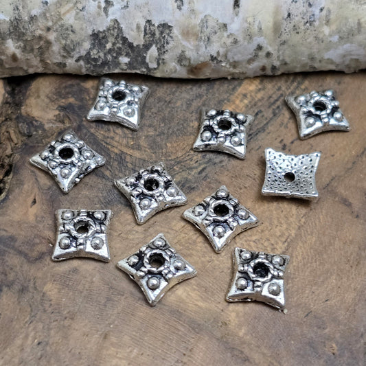 Quadratische Perlenkappen im antik silberfarbenen Ethnodesign, Größe 8 x 8 mm. Ideal zum Verzieren und Schützen von Glas-, Acryl-, Edelstein- oder Muschelperlen und für kreative Schmuckprojekte.
