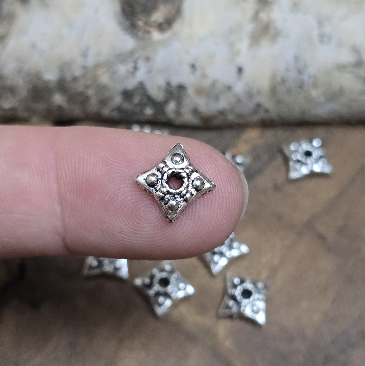 Quadratische Perlenkappen im antik silberfarbenen Ethnodesign, Größe 8 x 8 mm. Ideal zum Verzieren und Schützen von Glas-, Acryl-, Edelstein- oder Muschelperlen und für kreative Schmuckprojekte.