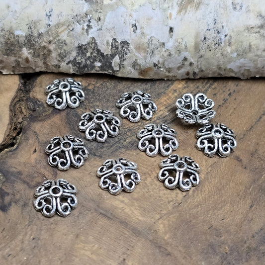 20 filigrane Perlenkappen in antik silberfarbener Optik, gestaltet in Form von Blumen oder Kleeblättern. Perfekt zum Verzieren und Schützen von Perlen und zur Veredelung von Schmuckstücken.
