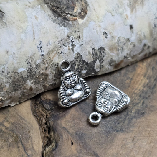 Diese kleinen Anhänger im rustikalen, antiken Look bieten zahlreiche Verwendungsmöglichkeiten und sind ideal für die Schmuckherstellung. Perfekt für Ohrringe, Bettelarmbänder, Schlüsselanhänger, Taschenanhänger oder als kreative Verzierung für Kerzen, Geschenkverpackungen und mehr.