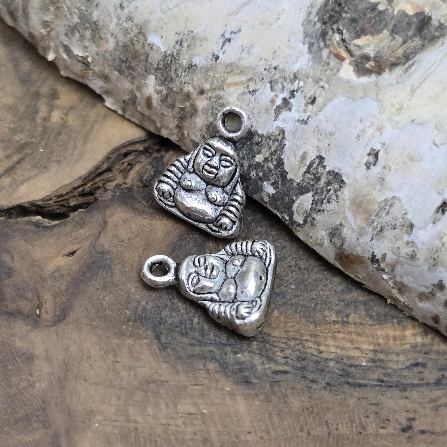 Diese kleinen Anhänger im rustikalen, antiken Look bieten zahlreiche Verwendungsmöglichkeiten und sind ideal für die Schmuckherstellung. Perfekt für Ohrringe, Bettelarmbänder, Schlüsselanhänger, Taschenanhänger oder als kreative Verzierung für Kerzen, Geschenkverpackungen und mehr.