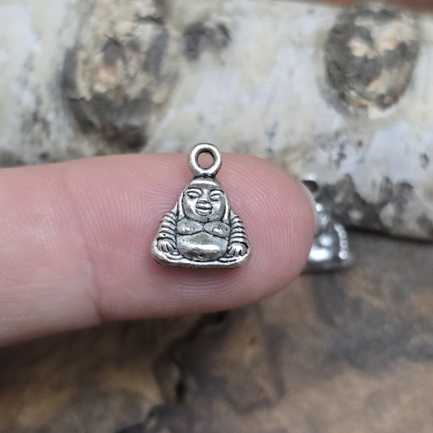 Diese kleinen Anhänger im rustikalen, antiken Look bieten zahlreiche Verwendungsmöglichkeiten und sind ideal für die Schmuckherstellung. Perfekt für Ohrringe, Bettelarmbänder, Schlüsselanhänger, Taschenanhänger oder als kreative Verzierung für Kerzen, Geschenkverpackungen und mehr.