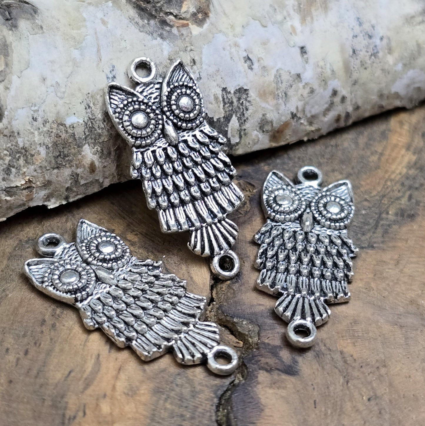 Diese bezaubernden Eulen-Verbinder im antik silberfarbenen Design sind die perfekte Wahl für kreative Schmuckprojekte. Sie eignen sich hervorragend als Verbindungselemente für Armbänder, Ohrringe und Halsketten. Mit ihrem charmanten, detailreichen Design verleihen sie jedem Schmuckstück eine verspielte, dennoch elegante Note.