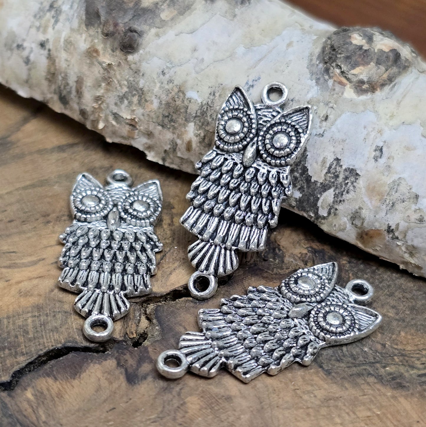 Diese bezaubernden Eulen-Verbinder im antik silberfarbenen Design sind die perfekte Wahl für kreative Schmuckprojekte. Sie eignen sich hervorragend als Verbindungselemente für Armbänder, Ohrringe und Halsketten. Mit ihrem charmanten, detailreichen Design verleihen sie jedem Schmuckstück eine verspielte, dennoch elegante Note.