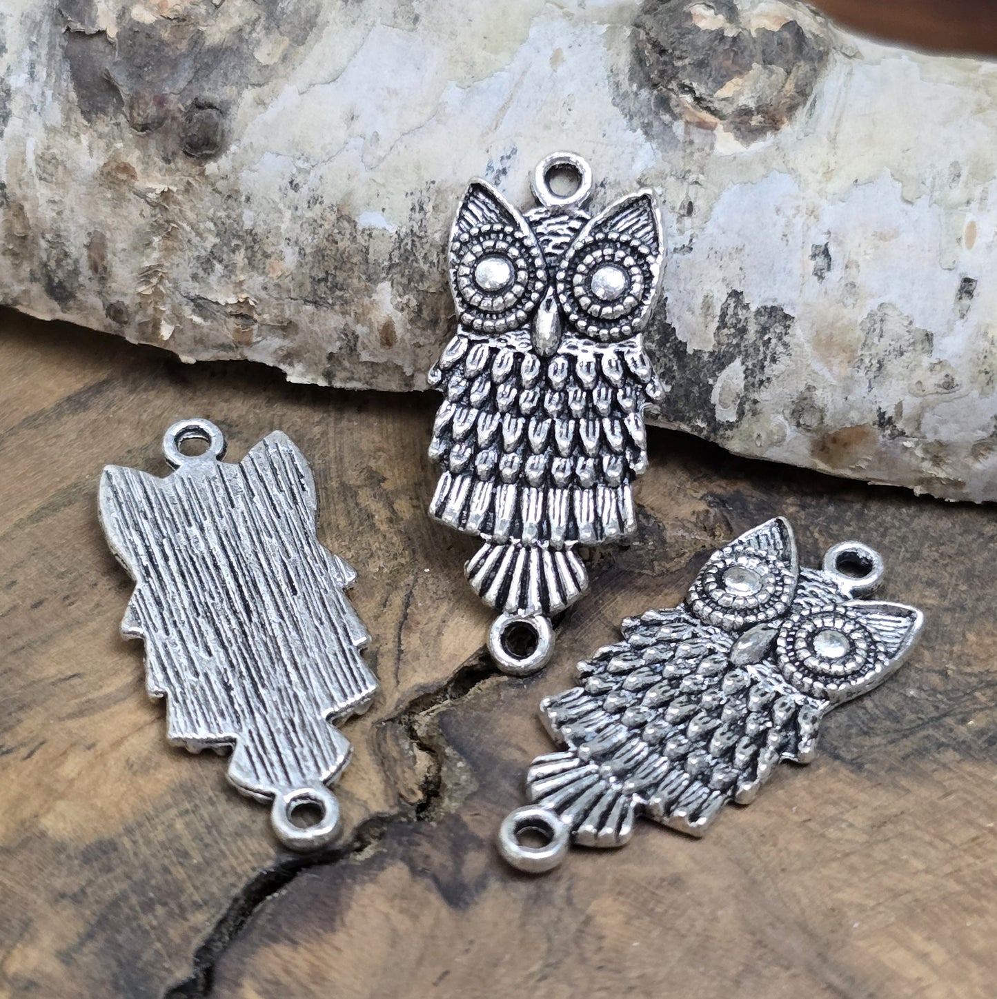 Diese bezaubernden Eulen-Verbinder im antik silberfarbenen Design sind die perfekte Wahl für kreative Schmuckprojekte. Sie eignen sich hervorragend als Verbindungselemente für Armbänder, Ohrringe und Halsketten. Mit ihrem charmanten, detailreichen Design verleihen sie jedem Schmuckstück eine verspielte, dennoch elegante Note.