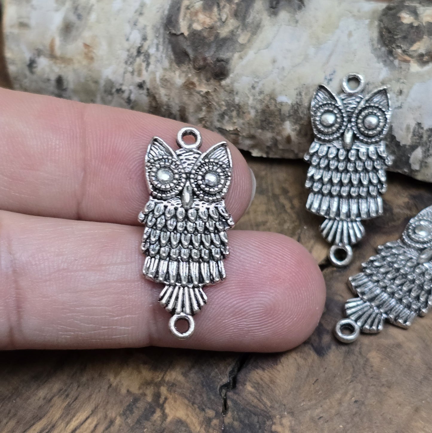 Diese bezaubernden Eulen-Verbinder im antik silberfarbenen Design sind die perfekte Wahl für kreative Schmuckprojekte. Sie eignen sich hervorragend als Verbindungselemente für Armbänder, Ohrringe und Halsketten. Mit ihrem charmanten, detailreichen Design verleihen sie jedem Schmuckstück eine verspielte, dennoch elegante Note.