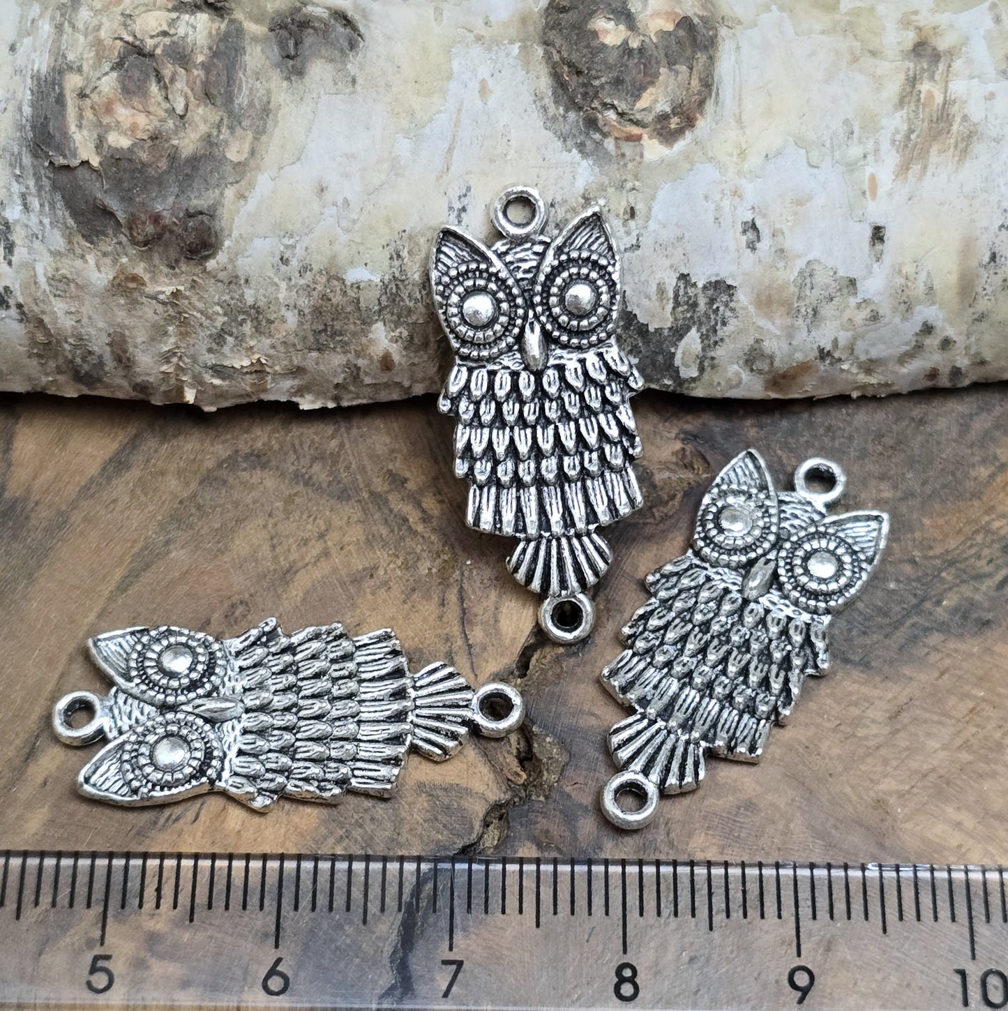 Diese bezaubernden Eulen-Verbinder im antik silberfarbenen Design sind die perfekte Wahl für kreative Schmuckprojekte. Sie eignen sich hervorragend als Verbindungselemente für Armbänder, Ohrringe und Halsketten. Mit ihrem charmanten, detailreichen Design verleihen sie jedem Schmuckstück eine verspielte, dennoch elegante Note.