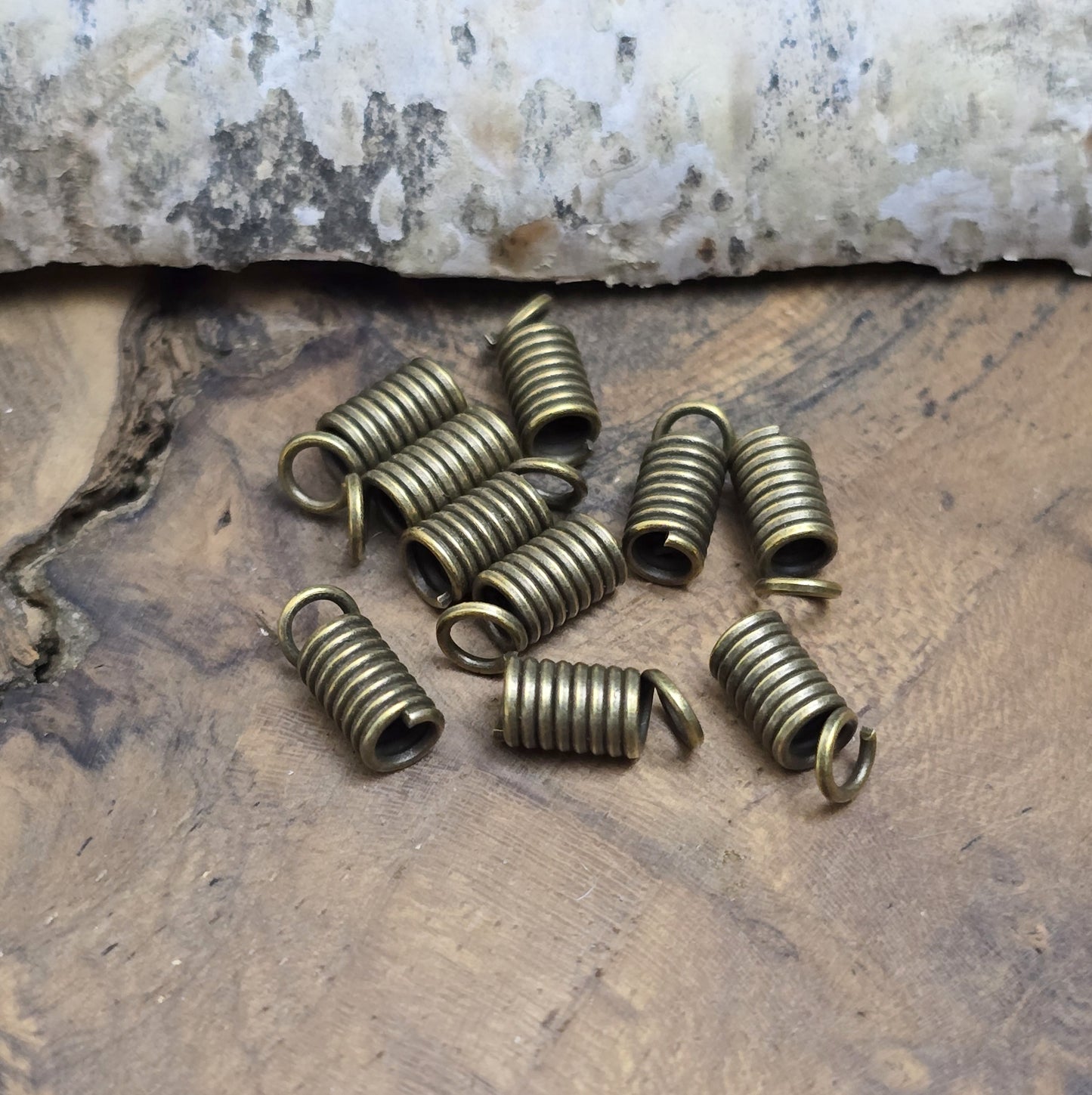 Das Bild zeigt 10 Bandenden/Kordelenden Spirale für 2,5mm Band - antik bronzefarbig