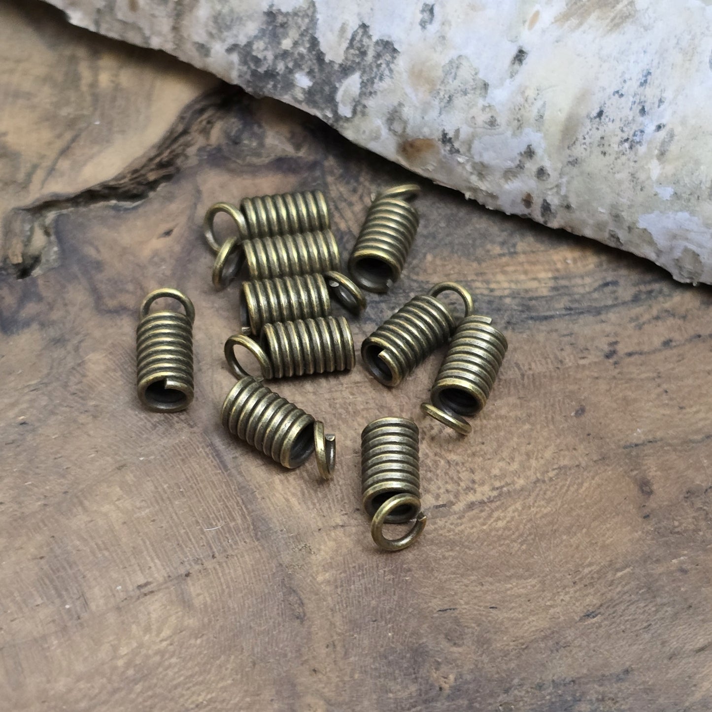 Das Bild zeigt 10 Bandenden/Kordelenden Spirale für 2,5mm Band - antik bronzefarbig