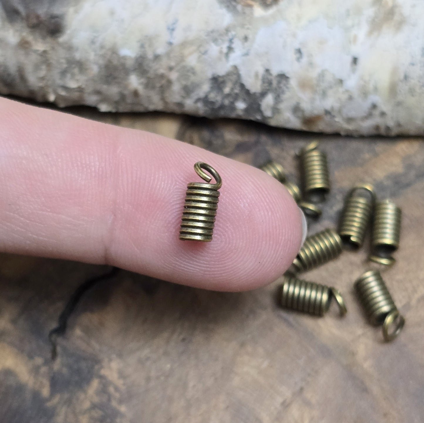 Das Bild zeigt 10 Bandenden/Kordelenden Spirale für 2,5mm Band - antik bronzefarbig