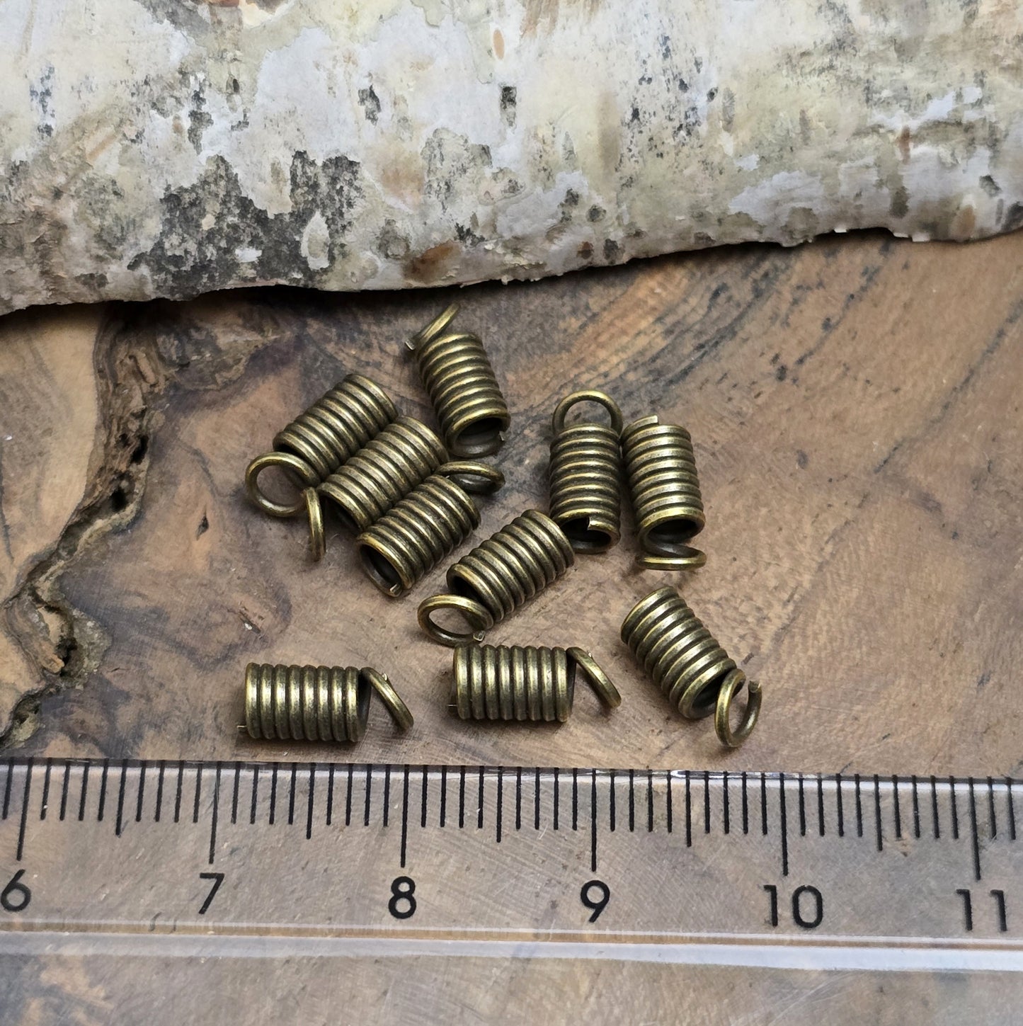 Das Bild zeigt 10 Bandenden/Kordelenden Spirale für 2,5mm Band - antik bronzefarbig