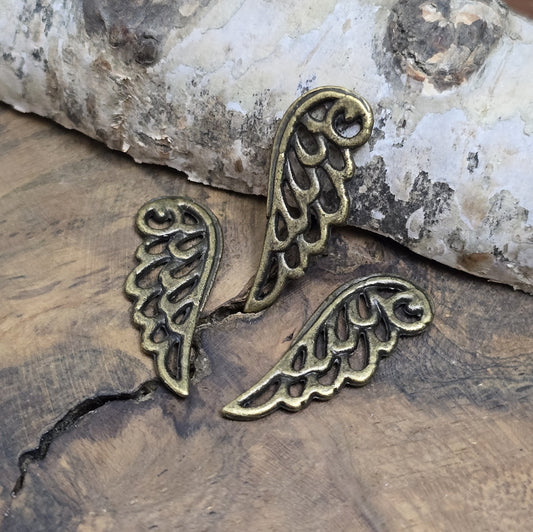 Das Bild zeigt 3 Anhänger/Verbinder Engelsflügel, Flügel, Engel 32mm - antik bronzefarbig
