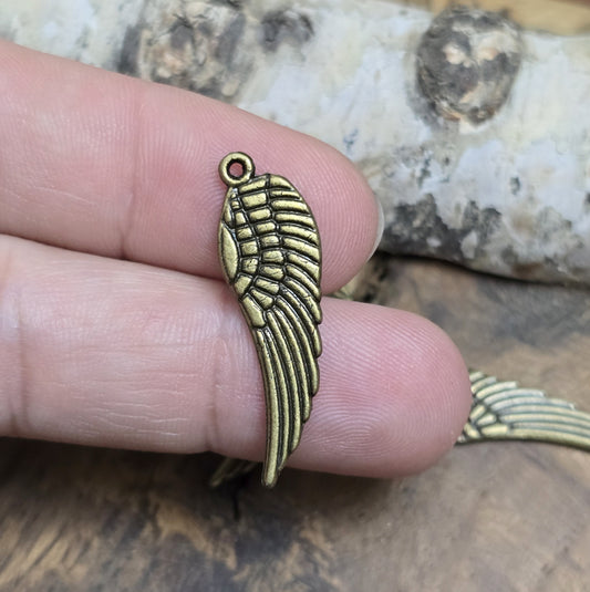Das Bild zeigt 3 Anhänger Engelsflügel, Flügel, Engel 30mm - antik bronzefarbig. Ideal für die individuelle Schmuckfertigung